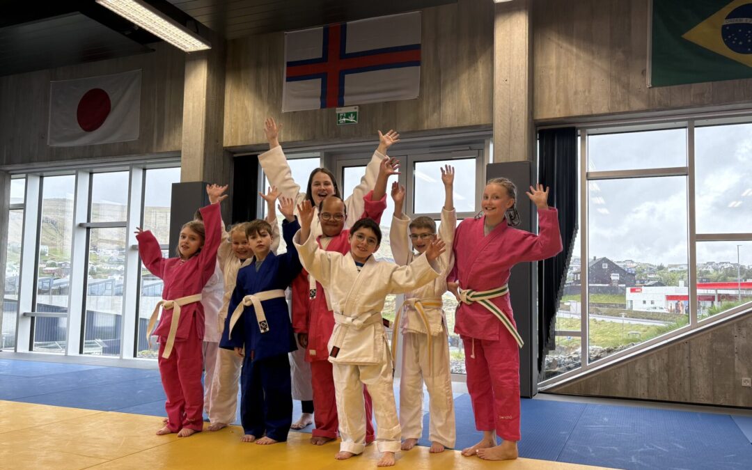 Summarskeið í para-judo gevur børnum trygga byrjan í felagsítrótti